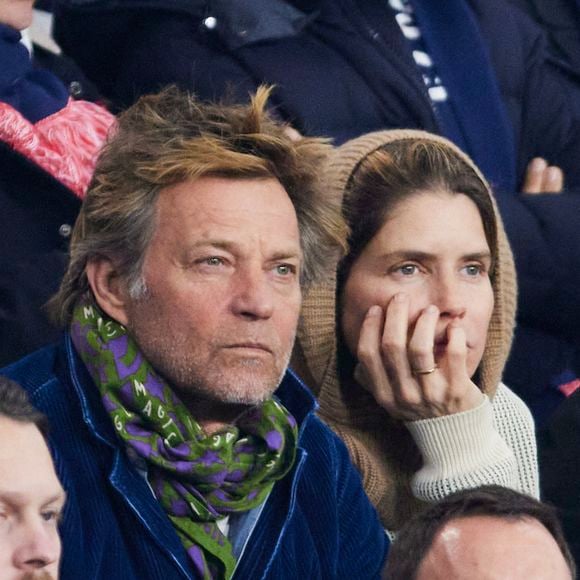 Laurent Delahousse et sa compagne Alice Taglioni - Célébrités assistent au 1/8e de finale aller de la Ligue des champions 2024-25 entre le PSG contre Liverpool (0-1) au Parc des Princes à Paris le 5 mars 2025. © Cyril Moreau/Bestimage