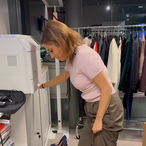 Le stress monte progressivement à mesure que l’heure de l’antenne approche.

Léa Salamé avant son JT de 20 heurs sur France 2. Capture Instagram.