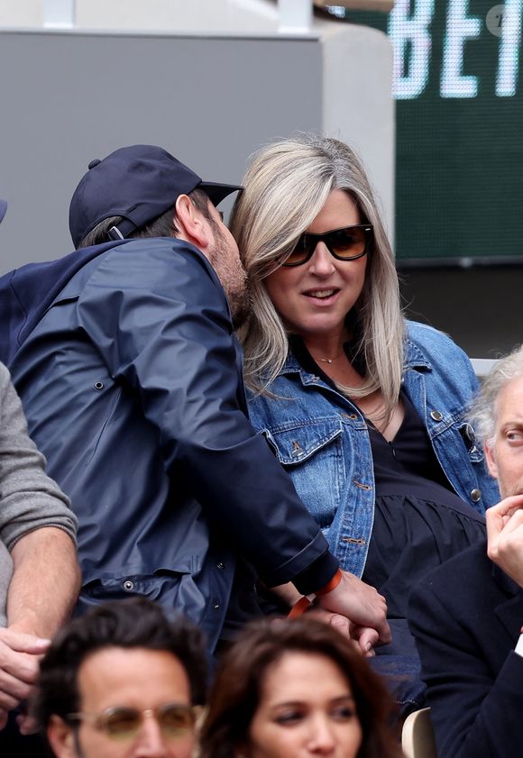 Kyan Khojandi et sa femme Christine Giua enceinte dans les tribunes des Internationaux de France de tennis de Roland Garros 2024 à Paris, France, le 2 juin 2024. © Jacovides-Moreau/Bestimage