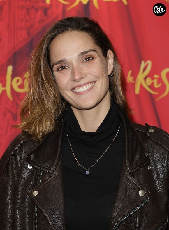 "Je ne pesais plus que 50 kilos", avait-elle confié quelques mois plus tard à Paris Match. 
Exclusif - Camille Lou lors de la générale du spectacle "Le roi soleil" au Dôme de Paris le 9 décembre 2025. © Coadic Guirec / Bestimage