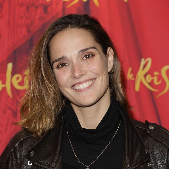 "Je ne pesais plus que 50 kilos", avait-elle confié quelques mois plus tard à Paris Match. 
Exclusif - Camille Lou lors de la générale du spectacle "Le roi soleil" au Dôme de Paris le 9 décembre 2025. © Coadic Guirec / Bestimage