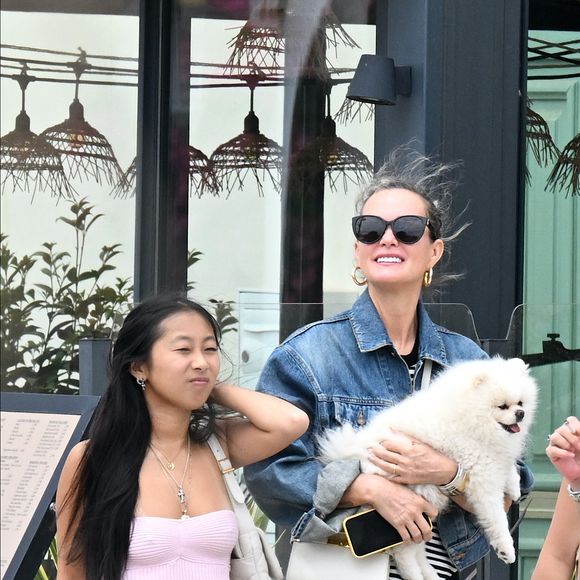 Exclusif - Laeticia Hallyday et ses filles Jade et Joy (qui résident depuis quelques jours dans la propriété familiale du Cap-d'Ail) arrivent à Marseillan pour déjeuner avec Elyette Boudou "Mamie Rock" (qui fêtera ses 89 ans le 5 juillet prochain), accompagné de son père André Boudou et sa fille Alcéa (demi soeur de Laeticia). Toute la famille est allée déjeuner à la crêperie "La Maison de Camille" à Marseillan, France, le 2 juillet 2024. © Agence / Bestimage