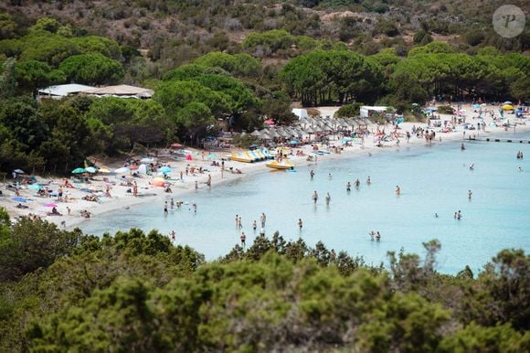Corse : la plage dans la baie de Santa Giulia avec touristes sur la plage et dans l'eau translucide, Corse du Sud - Photo de Delmarty J/ANDBZ/ABACAPRESS.COM