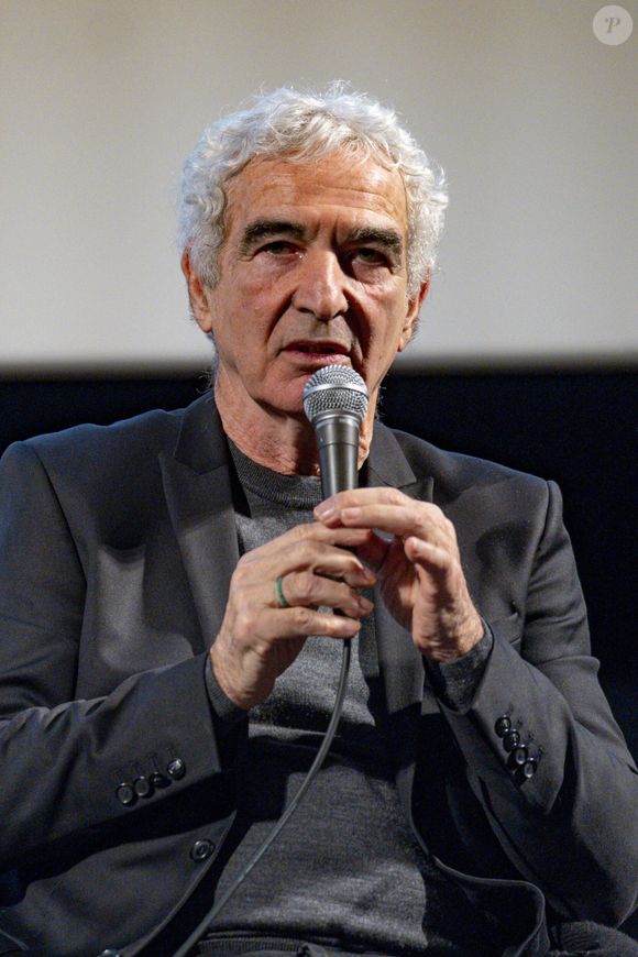 Sur les réseaux sociaux, Raymond Domenech a publié plusieurs images de la cérémonie, montrant leur complicité dans ce décor idyllique italien. 

Raymond Domenech participe à une rencontre Football passion lors du Festival Sport, Littérature et Cinéma à l'Institut Lumière à Lyon le 31/01/2026. © Sandrine Thesillat / PsnewZ / Bestimage