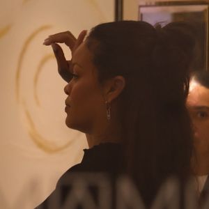 Rihanna brave la frénésie médiatique, à Cannes, en marge du festival du film, à l'occasion d'une séance de shopping en solo, et entre dans une boutique Messika, le 21 mai 2025. Backgrid USA / Bestimage