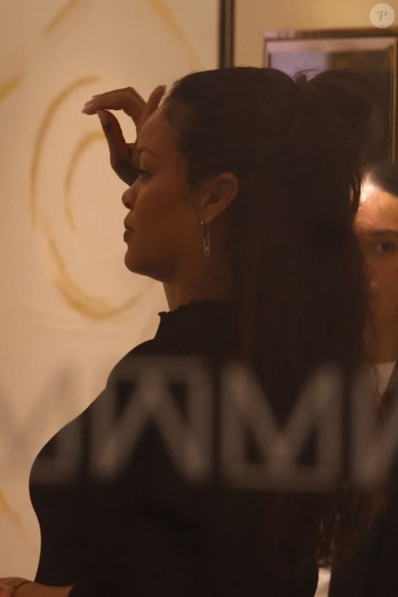 Rihanna brave la frénésie médiatique, à Cannes, en marge du festival du film, à l'occasion d'une séance de shopping en solo, et entre dans une boutique Messika, le 21 mai 2025. Backgrid USA / Bestimage