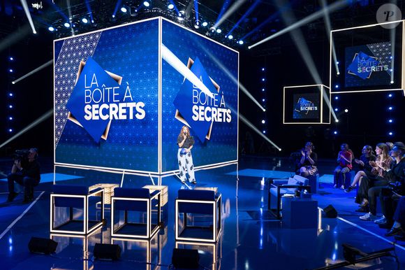 Ainsi qu'un t-shirt noir avec de grosses fleurs sur la poitrine.

Exclusif - Faustine Bollaert lors de l'enregistrement de l'émission "La Boîte à secrets", présentée par F.Bollaert et diffusée le 3 octobre 2025 sur France 3, dans les studios du Lendit à Saint-Denis, Seine Saint-Denis, France, le 9 septembre 2025. © Pierre Perusseau/Bestimage