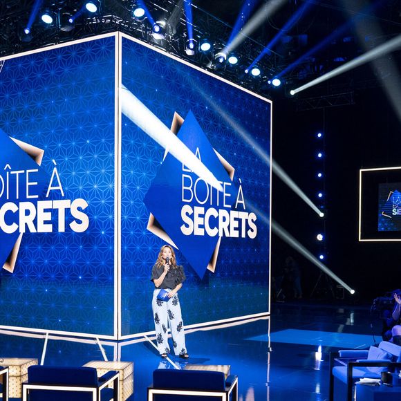 Ainsi qu'un t-shirt noir avec de grosses fleurs sur la poitrine.

Exclusif - Faustine Bollaert lors de l'enregistrement de l'émission "La Boîte à secrets", présentée par F.Bollaert et diffusée le 3 octobre 2025 sur France 3, dans les studios du Lendit à Saint-Denis, Seine Saint-Denis, France, le 9 septembre 2025. © Pierre Perusseau/Bestimage