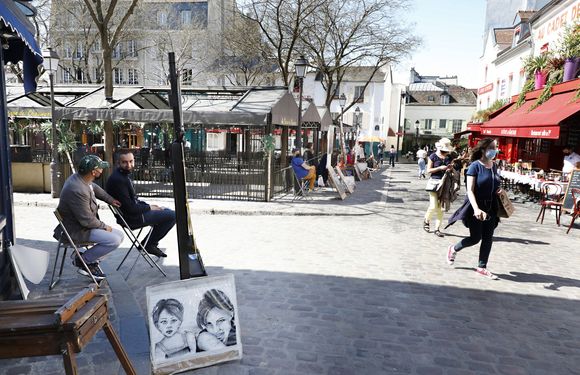 Illustration des peintres portraitistes de la butte Montmartre, sur la place du Tertre, à Paris. 
© Christophe Aubert via Bestimage