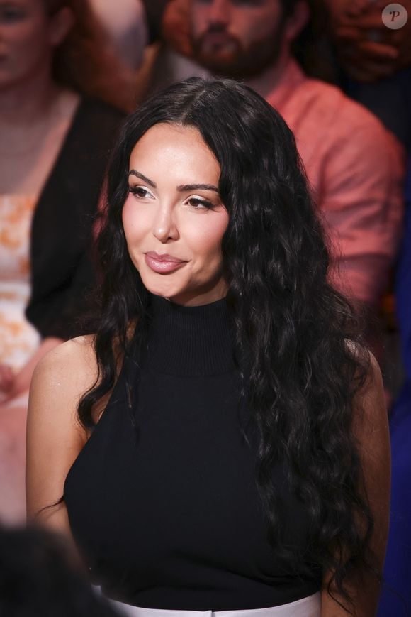 L'animatrice pointe notamment du doigt Nabilla, Maeva Ghennam ou encore Caroline Receveur, qui habitent désormais à Dubaï.

Exclusif - Nabilla Vergara sur le plateau de l'émission "C à vous" lors du 78ème Festival International du Film de Cannes. 

Photo : Jack Tribeca / Bestimage