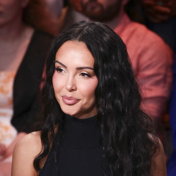 L'animatrice pointe notamment du doigt Nabilla, Maeva Ghennam ou encore Caroline Receveur, qui habitent désormais à Dubaï.

Exclusif - Nabilla Vergara sur le plateau de l'émission "C à vous" lors du 78ème Festival International du Film de Cannes. 

Photo : Jack Tribeca / Bestimage