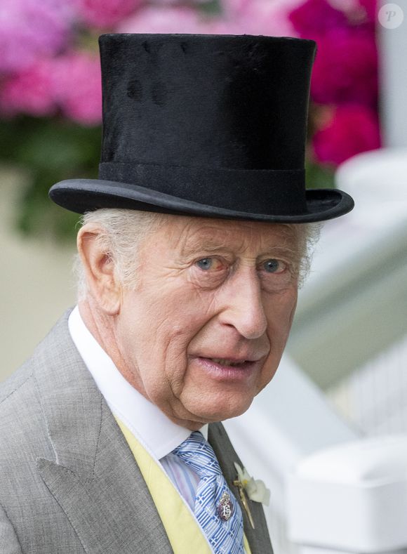 Buckingham Palace n’a jamais eu de bibliothèque depuis que la King's Library a été donnée au British Museum par le roi George IV.

Charles III au Royal Ascot, dans le Berkshire, en Angleterre, le 21 juin 2025. 21 June 2025. GoffPhotos.com
