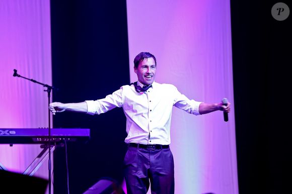 Nathan Moore au Concert des Worlds Apart sur la scene de Gayant expo a Douai le 5 mai 2013.