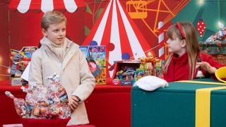 Jacques et Gabriella de Monaco, munie d’un accessoire parfait pour Noël : Les jumeaux n'évitent pas une déconvenue