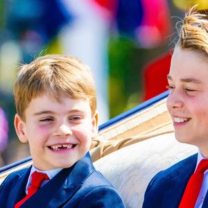Le petit garçon de 7 ans a les deux incisives en train de pousser comme on a pu le voir sur les clichés de Trooping The Colour. 

Le prince Louis de Galles, Le prince George de Galles, - Les membres de la famille royale britannique arrivent à Buckingham Palace pour la cérémonie Trooping the Colour à Londres, le 14 juin 2025. Affecté par le crash du Boeing 787 Dreamliner à Ahmedabad du 12 juin, le souverain et les officiels porteront un brassard noir en hommage aux plus de 270 victimes. Bon nombre d'elles étaient des ressortissants britanniques.
© Backgrid / Bestimage