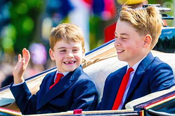 Le petit garçon de 7 ans a les deux incisives en train de pousser comme on a pu le voir sur les clichés de Trooping The Colour. 

Le prince Louis de Galles, Le prince George de Galles, - Les membres de la famille royale britannique arrivent à Buckingham Palace pour la cérémonie Trooping the Colour à Londres, le 14 juin 2025. Affecté par le crash du Boeing 787 Dreamliner à Ahmedabad du 12 juin, le souverain et les officiels porteront un brassard noir en hommage aux plus de 270 victimes. Bon nombre d'elles étaient des ressortissants britanniques.
© Backgrid / Bestimage