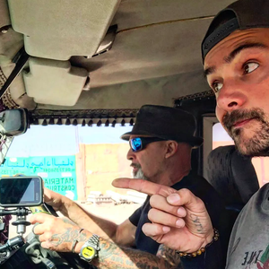 Vincent Lagaf' et son fils Robin Rouïl sur la route. Photo publiée le 19 octobre 2022 sur Instagram.