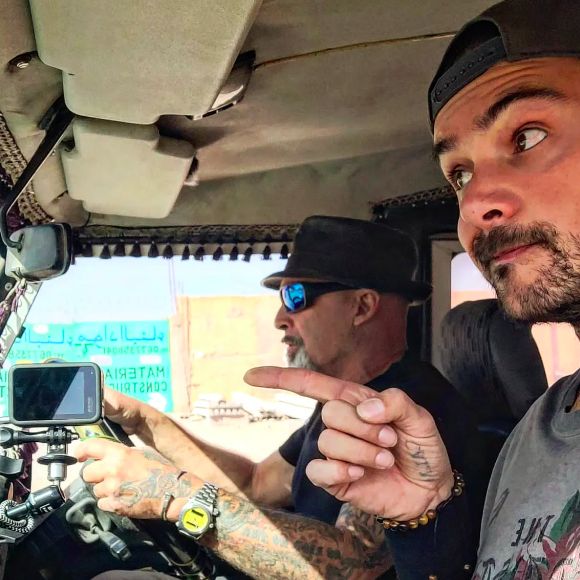 Vincent Lagaf' et son fils Robin Rouïl sur la route. Photo publiée le 19 octobre 2022 sur Instagram.