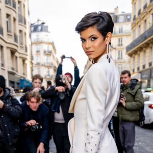 "Pour rigoler, Julie Zenatti et Lenie m’ont donné une sorte de cours", inique Eve Gilles à Paris Match.

Eve Gilles - Arrivées au défilé Stéphane Rolland salle Pleyel Collection Haute Couture Printemps/Eté 2025 lors de la Fashion Week de Paris (PFW), France, le 28 janvier 2025. © Pierre Perusseau/Bestimage