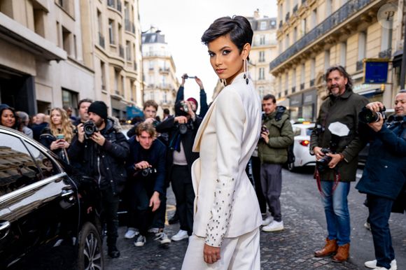 "Pour rigoler, Julie Zenatti et Lenie m’ont donné une sorte de cours", inique Eve Gilles à Paris Match.

Eve Gilles - Arrivées au défilé Stéphane Rolland salle Pleyel Collection Haute Couture Printemps/Eté 2025 lors de la Fashion Week de Paris (PFW), France, le 28 janvier 2025. © Pierre Perusseau/Bestimage