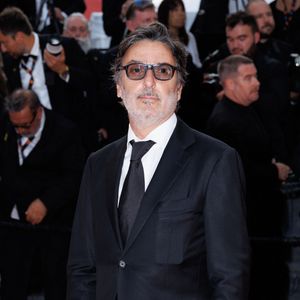 Le couple a attiré tous les regards par sa complicité et son élégance naturelle.

Yvan Attal à la montée des marches du film « The Phoenician Scheme » lors du 78ème Festival International du Film de Cannes, au Palais des Festivals à Cannes. Le 18 mai 2025. © Jacovides-Moreau / Bestimage