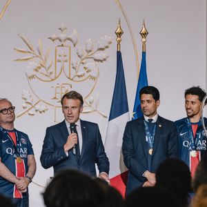 Emmanuel Macron, président de la République Française, reçoit les joueurs du PSG à l'Elysée après leur victoire historique (5-0) en finale de la Ligue Des Champions 2025, à Paris, le 1er juin 2025. / © Mathilde Mazars / Pool / Bestimage