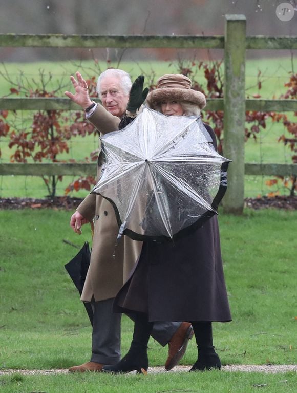 Le roi Charles III d'Angleterre et Camilla Parker Bowles, reine consort d'Angleterre, à la sortie de la messe du dimanche en l'église Sainte-Marie Madeleine à Sandringham. Le 18 février 2024