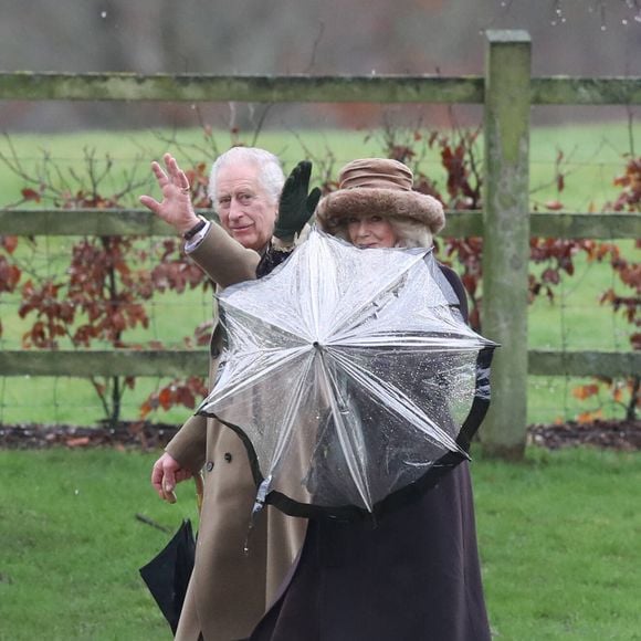 Le roi Charles III d'Angleterre et Camilla Parker Bowles, reine consort d'Angleterre, à la sortie de la messe du dimanche en l'église Sainte-Marie Madeleine à Sandringham. Le 18 février 2024