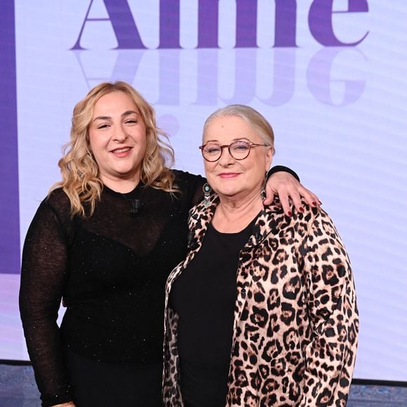 Le succès est déjà au rendez-vous 

Exclusif - Josiane Balasko et sa fille Marilou Berry en backstage de l'enregistrement de l'émission "Famille je vous aime" présentée par M.Drucker et qui sera diffusée le 29 décembre sur France 3, au studio Rive gauche, à Paris, France, le 2 décembre 2025. © Gaffiot-Perusseau/Bestimage