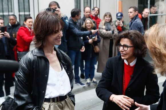 Charlotte Gainsbourg, Rachida Dati (ministre de la culture) lors de la cérémonie de dévoilement de la plaque "Maison des Illustres" de la Maison Gainsbourg à Paris, France, le 2 avril 2024. © Christophe Clovis/Bestimage