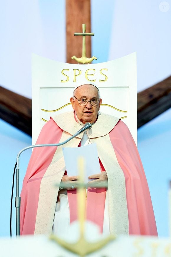 Une semaine plus tôt, le souverain pontife avait refusé de se rendre à la réouverture de Notre-Dame

Le pape François célèbre une messe exceptionnelle au théâtre de verdure du Casone, place d'Austerlitz, à Ajaccio (Corse)  le 15 décembre 2024. © Dominique Jacovides / Bestimage