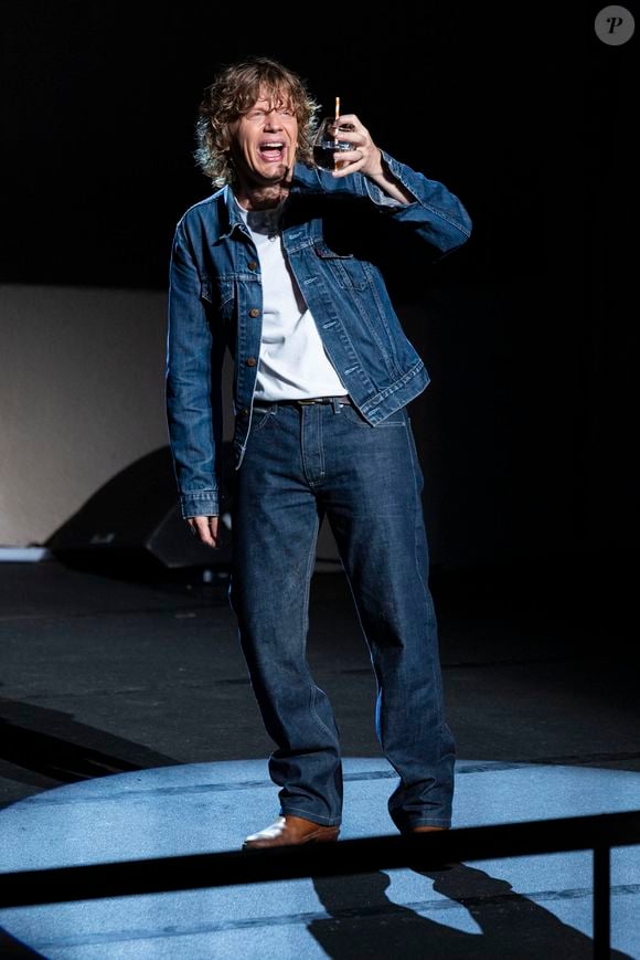 Exclusif - Alex Lutz dans son spectacle "Sexe, Grog et Rocking Chair" au théâtre de Verdure lors du 41ème Festival de Ramatuelle, le 5 aout 2025. © Cyril Bruneau / Festival de Ramatuelle / Bestimage