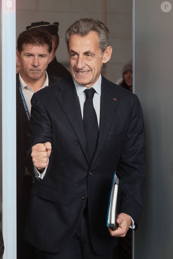 L'ancien président français Nicolas Sarkozy arrive au palais de justice pour l'audience d'appel d'un procès pour corruption au palais de justice de Paris le 15 décembre 2022. Le 1er mars 2021, un tribunal français a condamné l'ancien président Nicolas Sarkozy pour corruption et trafic d'influence, lui remettant un trois ans de prison dont deux ans avec sursis. Les procureurs ont demandé qu'il soit emprisonné pendant quatre ans et en purgent au moins deux, et ont demandé la même peine pour ses coaccusés, l'avocat Thierry Herzog et le juge Gilbert Azibert. © Christophe Clovis/Bestimage