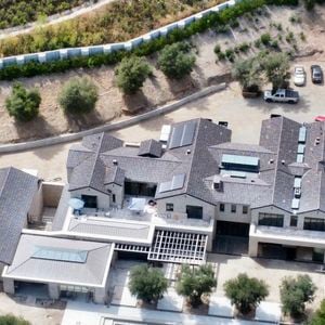 La maison de Kylie Jenner à Hidden Hills semble être en voie d'achèvement en Californie. 

©BestImage
