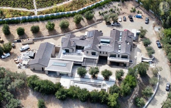 La maison de Kylie Jenner à Hidden Hills semble être en voie d'achèvement en Californie. 

©BestImage