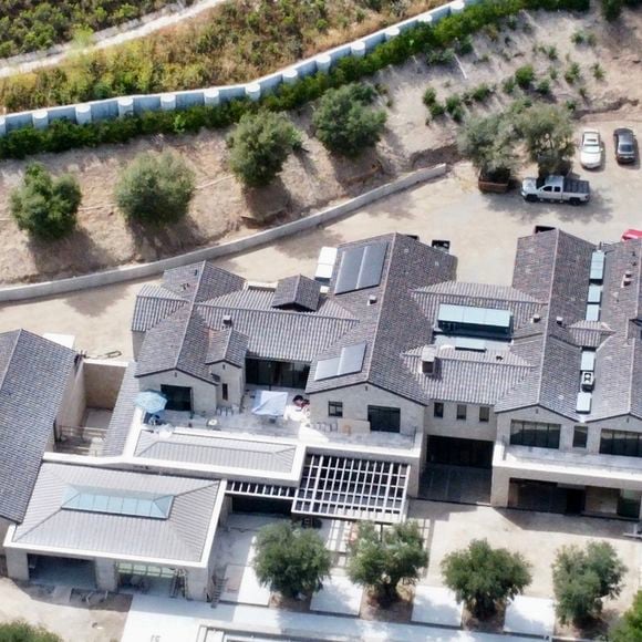 La maison de Kylie Jenner à Hidden Hills semble être en voie d'achèvement en Californie. 

©BestImage