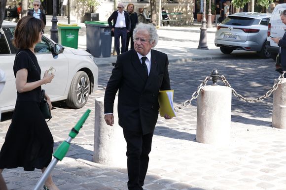 Laurent Dassault assistant aux obsèques de Philippe Labro à l'église Saint Germain des Prés à Paris, France, le 13 juin 2025. Philippe Labro, journaliste, auteur, réalisateur et compositeur prolifique, est décédé à 88 ans des suites d'un cancer le 4 juin. Photo par Nasser Berzane/ABACAPRESS.COM