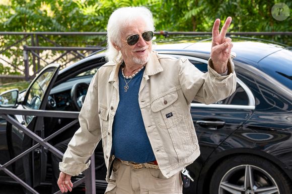 Le chanteur Hugues Aufray arrive à l'enregistrement de l'émission "Vivement dimanche" à Paris, France, le 9 septembre 2025, et diffusée le 12 octobre 2025 sur France 3. © Jonathan Jacob/Bestimage