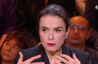 Amélie Nothomb a menti pendant des mois sur la mort de sa mère, elle a expliqué pourquoi sur la plateau de "Quelle époque !" le 18 octobre 2025.