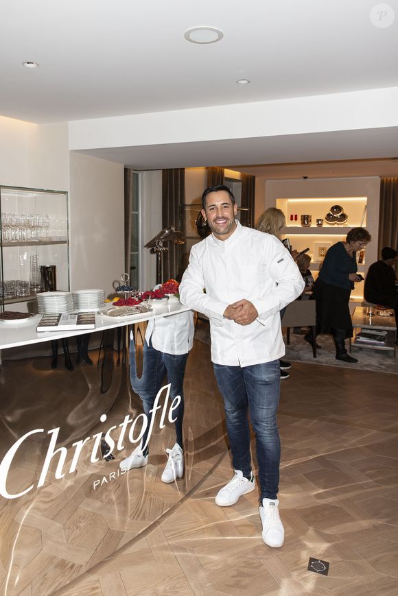 Exclusif - Valentin Néraudeau - Master Class du chef Valentin Néraudeau à l'occasion de la sortie de son livre "Desserts Addict" à la boutique Christofle de la rue Saint-Honoré à Paris le 21 novembre 2019. © Jack Tribeca/Bestimage