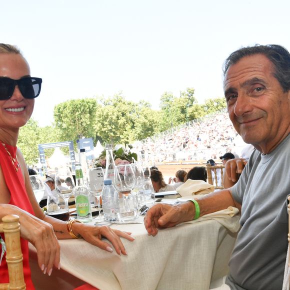 Laeticia Hallyday et son compagnon Serge Varsano dans l’espace VIP “le Pavillon Eiffel,” lors de la 12ème édition Longines Paris Eiffel Jumping au pied de la Tour Eiffel sur le Champ-de-Mars à Paris, France le 21 juin 2026

© Perusseau / Veeren / Bestimage