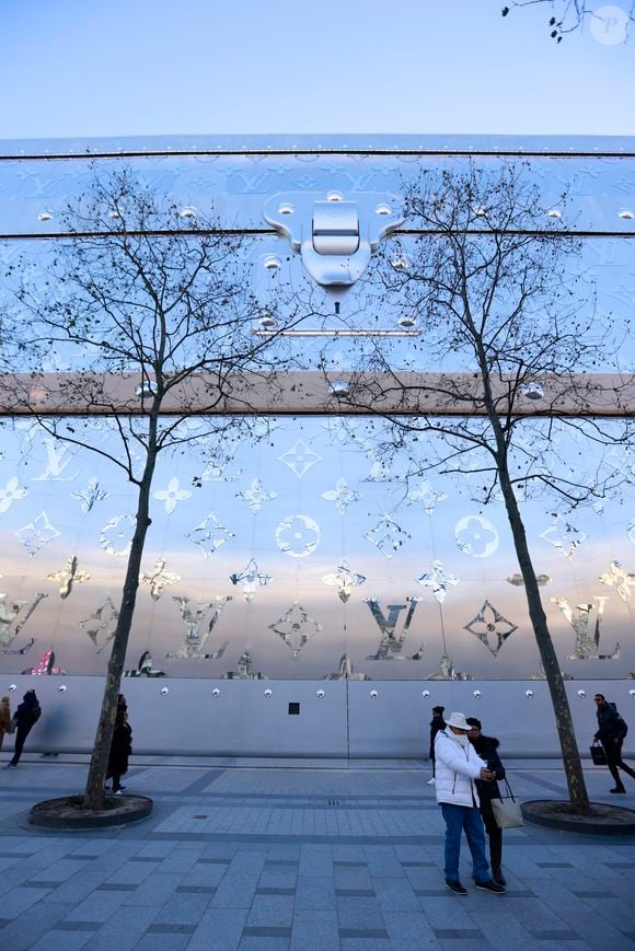Louis Vuitton va ouvrir son hôtel de luxe de 6000 m2 sur les Champs Elysées !  Situé au 103 avenue des Champs-Elysées à Paris, ce bâtiment incroyable se situera juste en face du célèbre flagship de Louis Vuitton.
 Jack Tribeca/Bestimage