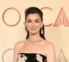 Surprise ! A 43 ans, Anne Hathaway est enceinte de son troisième enfant : une adorable annonce en vidéo