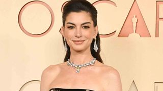 Surprise ! A 43 ans, Anne Hathaway est enceinte de son troisième enfant : une adorable annonce en vidéo