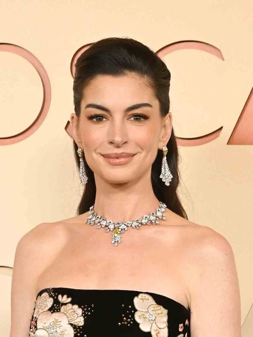 Surprise ! A 43 ans, Anne Hathaway est enceinte de son troisième enfant : une adorable annonce en vidéo