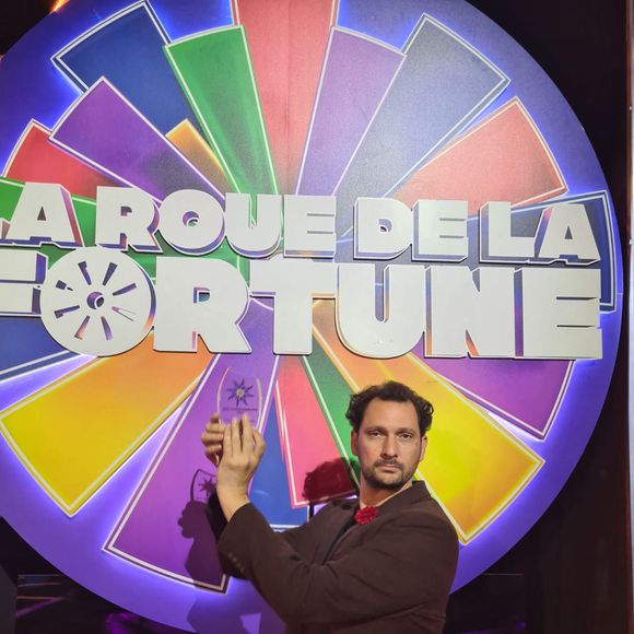 Malgré ses difficultés, il continue d’enchaîner les projets et transforme ses fragilités en force.

Éric Antoine a reçu son prix sur le plateau de La Roue De La Fortune le 12 juin 2025 - © Jack Tribeca / Bestimage