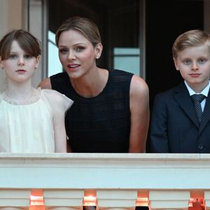 Si la princesse de 46 ans assume sereinement les effets de l’âge, elle tient à transmettre à ses enfants, Jacques et Gabriella, des réflexes santé essentiels. 

La princesse Gabriella de Monaco, comtesse de Carladès, La princesse Charlène de Monaco, Le prince Jacques de Monaco, marquis des Baux lors de la célébration de la fête de la Saint Jean sur la Place du Palais princier de Monaco.

© Bruno Bebert / Bestimage