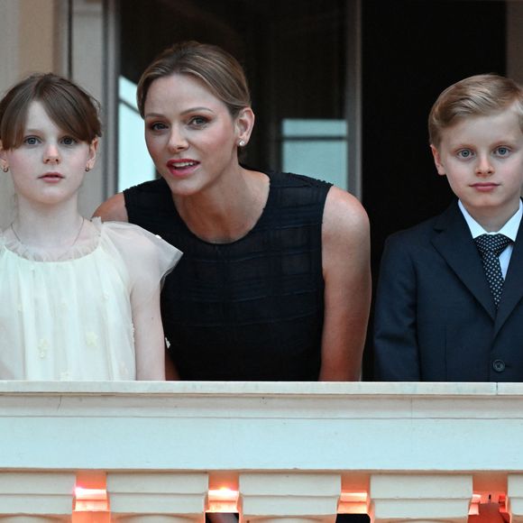 Si la princesse de 46 ans assume sereinement les effets de l’âge, elle tient à transmettre à ses enfants, Jacques et Gabriella, des réflexes santé essentiels. 

La princesse Gabriella de Monaco, comtesse de Carladès, La princesse Charlène de Monaco, Le prince Jacques de Monaco, marquis des Baux lors de la célébration de la fête de la Saint Jean sur la Place du Palais princier de Monaco.

© Bruno Bebert / Bestimage