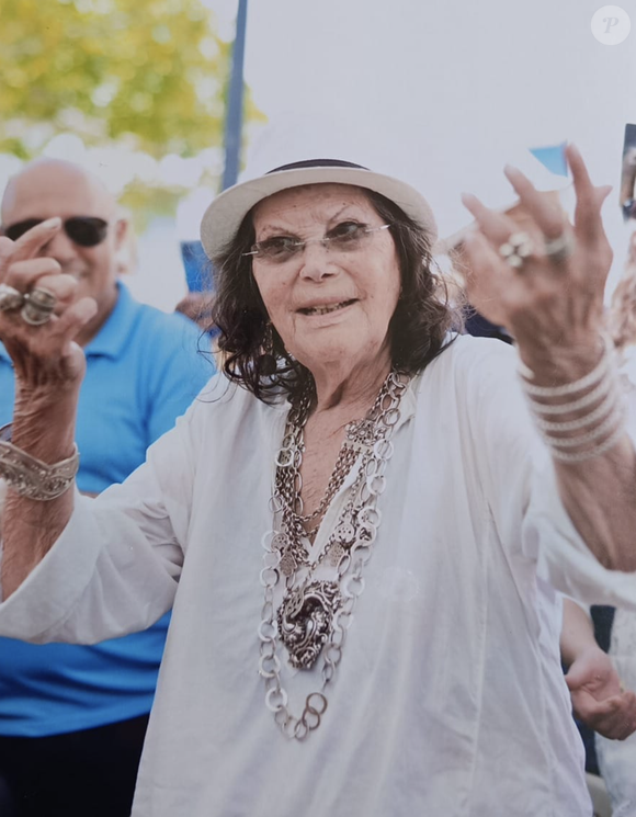 Claudia Cardinale et sa fille Claudia Squitieri vivent ensemble à Nemours dans une maison historique devenue un lieu culturel, une résidence d'artiste, qui abrite aussi un restaurant et des gîtes.