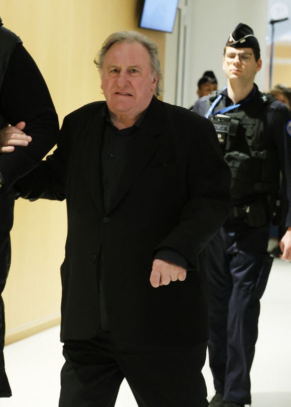 Gérard Depardieu à son procès pour agressions sexuelles sur deux femmes lors d'un tournage de film en 2021, au tribunal correctionnel de Paris, France, le 26 mars 2025 © Denis Guignebourg/Bestimage